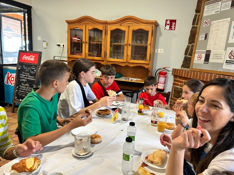 Personas comiendo en una mesa

El contenido generado por IA puede ser incorrecto.