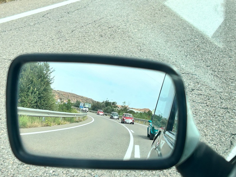 Reflejo en el espejo retrovisor de un carro

El contenido generado por IA puede ser incorrecto.