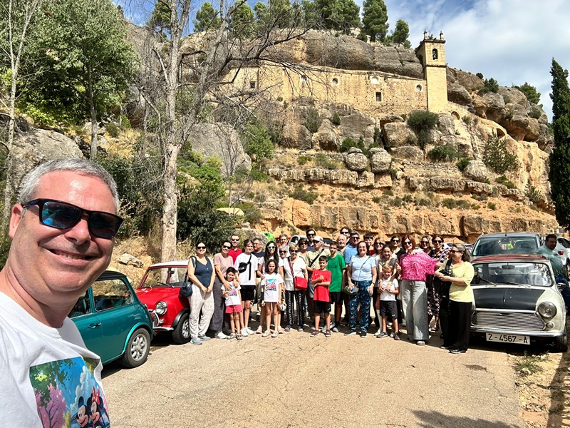Un grupo de personas en la orilla de la carretera

El contenido generado por IA puede ser incorrecto.