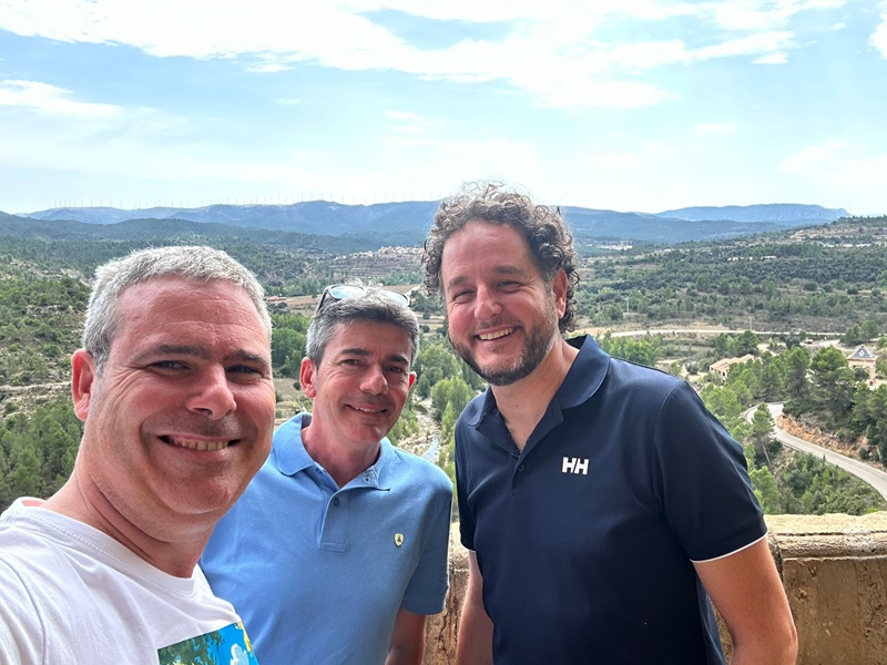 Hombres sonriendo posando para la cmara delante de una montaa

El contenido generado por IA puede ser incorrecto.