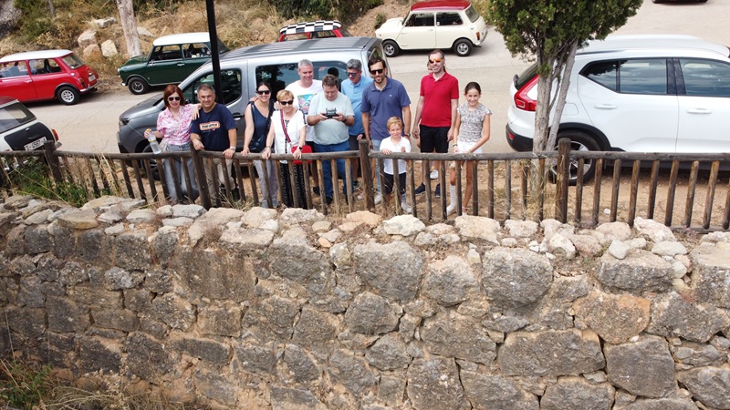 Un grupo de personas junto a una roca en un auto

El contenido generado por IA puede ser incorrecto.
