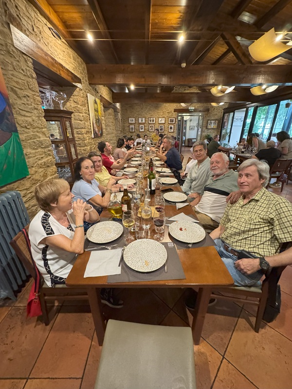 Un grupo de personas sentadas alrededor de una mesa de restaurante

El contenido generado por IA puede ser incorrecto.