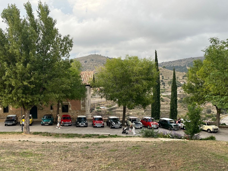 Un grupo de personas en un parque

El contenido generado por IA puede ser incorrecto.