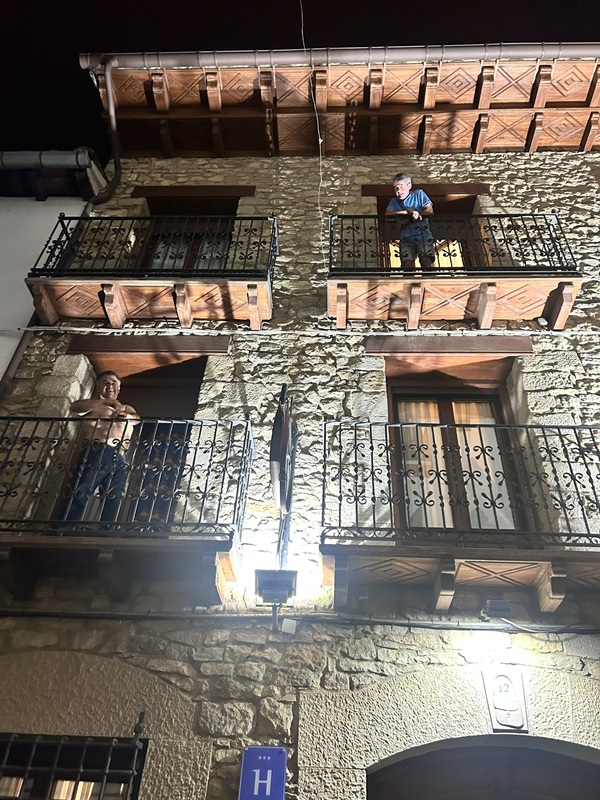 Imagen que contiene edificio, interior, tabla, estufa

El contenido generado por IA puede ser incorrecto.