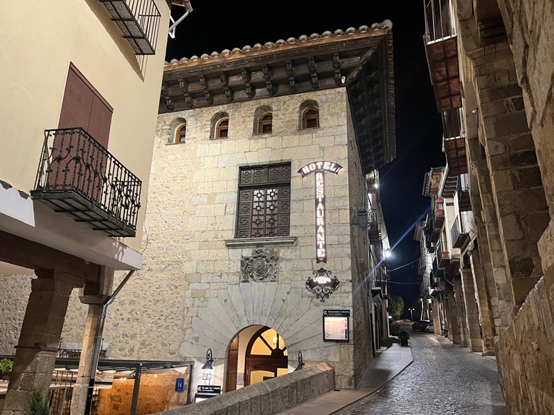 Un edificio de piedra

El contenido generado por IA puede ser incorrecto.