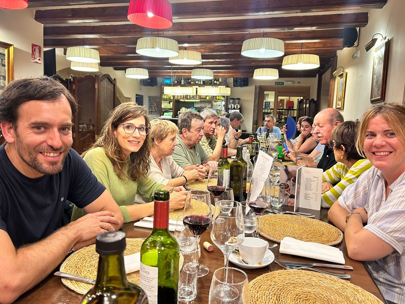 Un grupo de personas sentadas en una mesa de restaurante

El contenido generado por IA puede ser incorrecto.