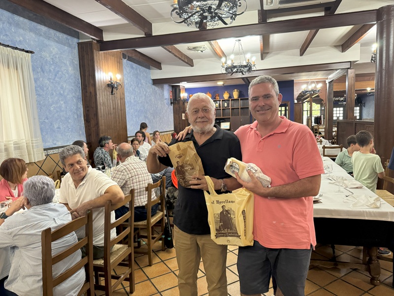 Un grupo de hombres sentados en un restaurante

El contenido generado por IA puede ser incorrecto.